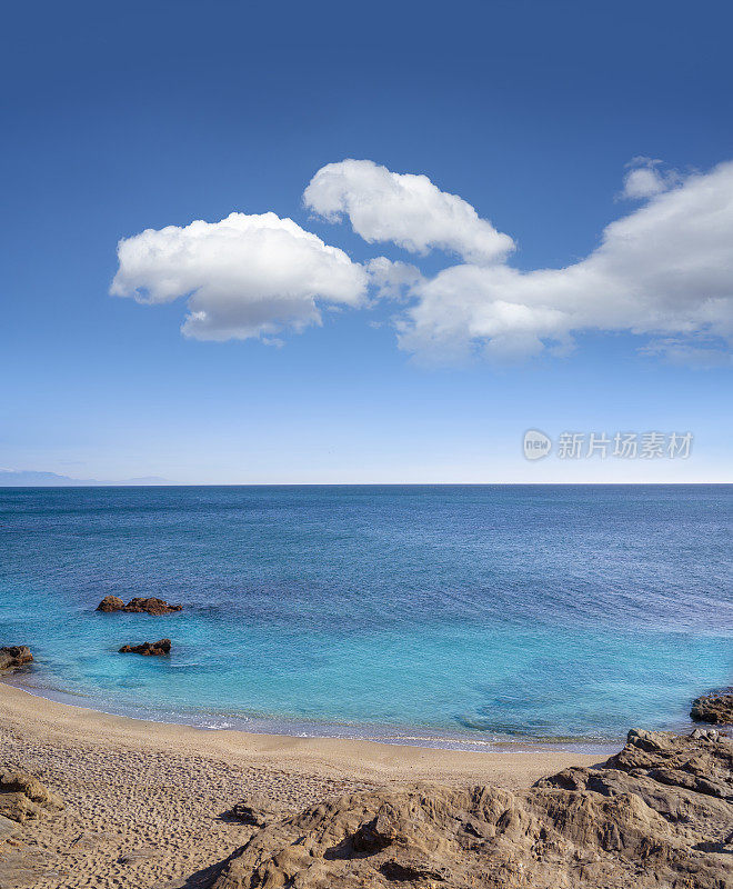 在Costa del Marbella附近的Mijas Costa的Piedras del Cura海滩